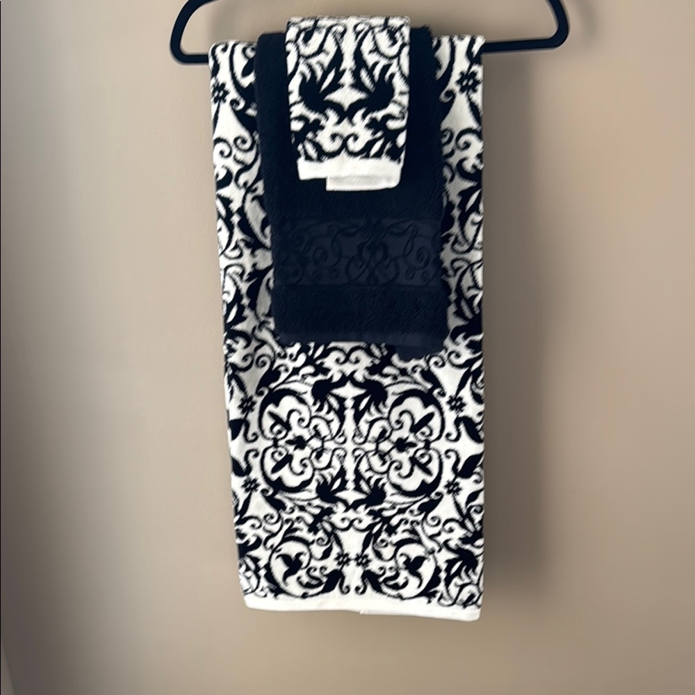 Black and Ivory Damask Towel Set